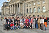 Die Reisegruppe vor dem Reichstagsgebäude in Berlin